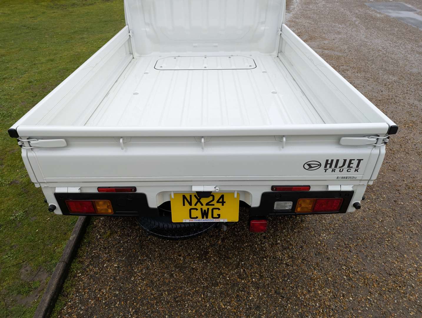 <p>2024 DAIHATSU HI-JET 4WD</p>