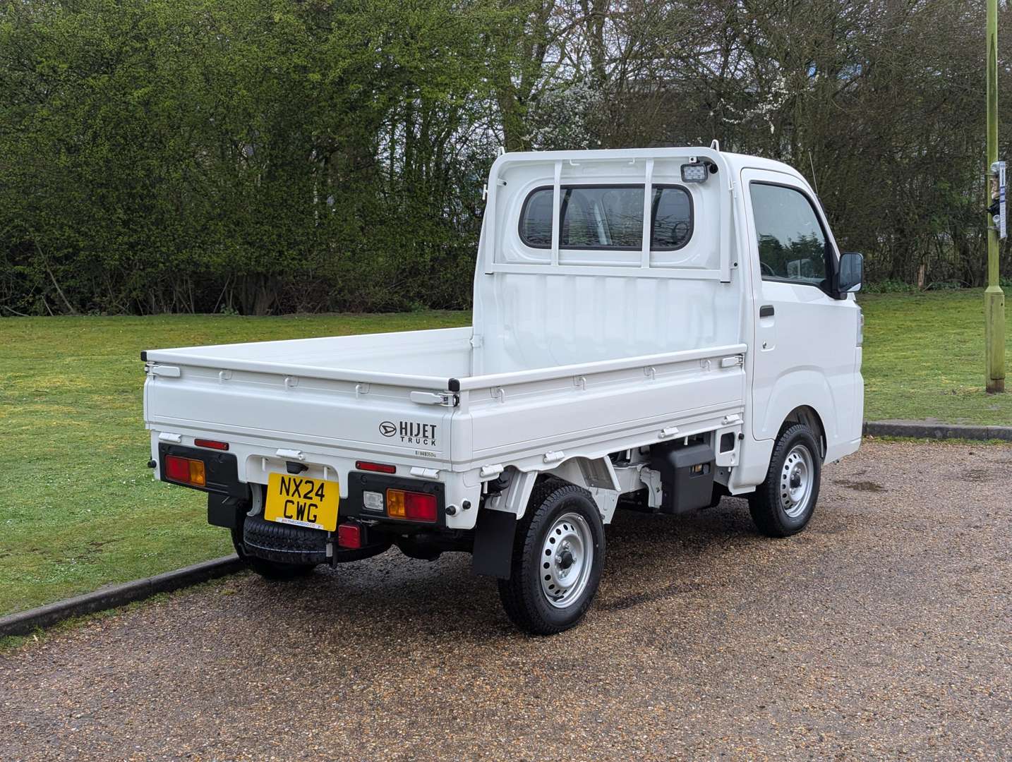 <p>2024 DAIHATSU HI-JET 4WD</p>