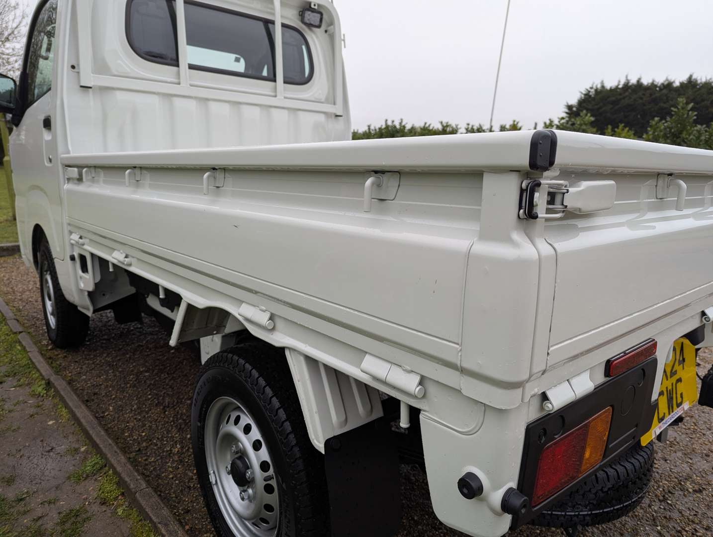 <p>2024 DAIHATSU HI-JET 4WD</p>