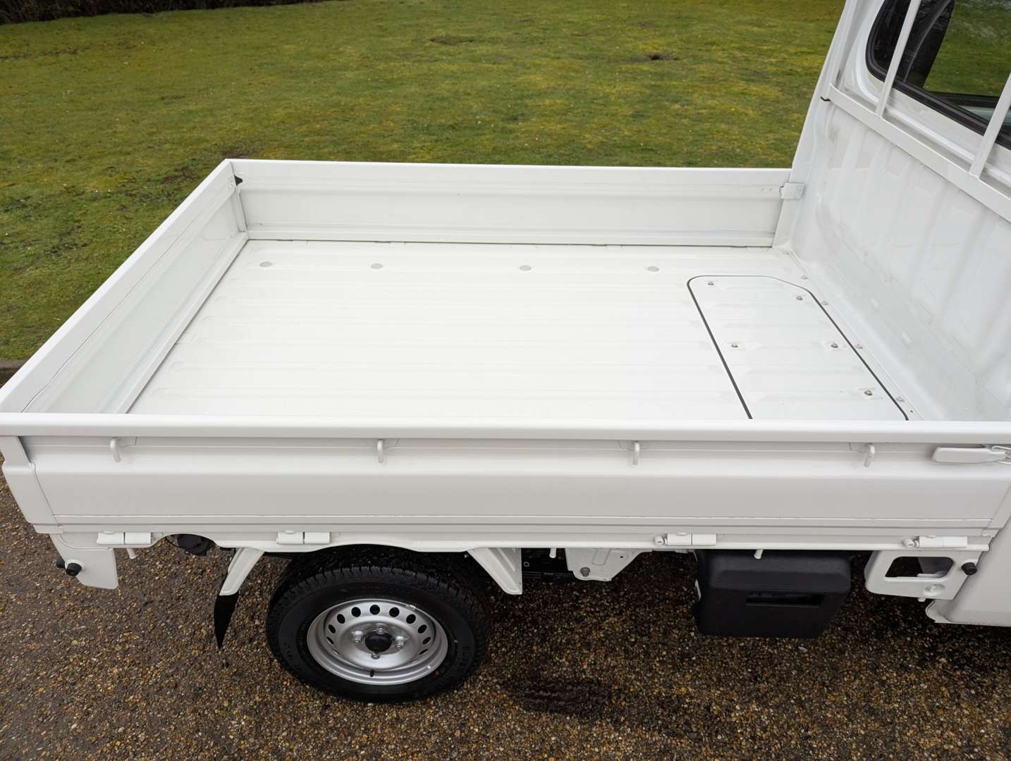 <p>2024 DAIHATSU HI-JET 4WD</p>