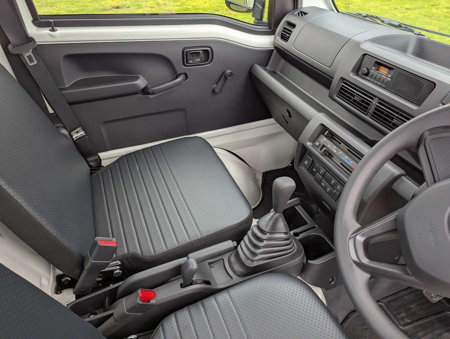 <p>2024 DAIHATSU HI-JET 4WD</p>