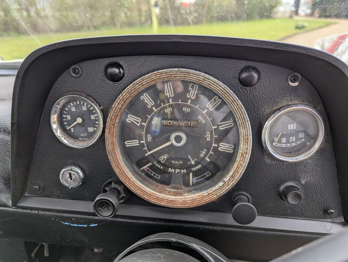 <p>1972 FORD TRANSIT PICK-UP</p>