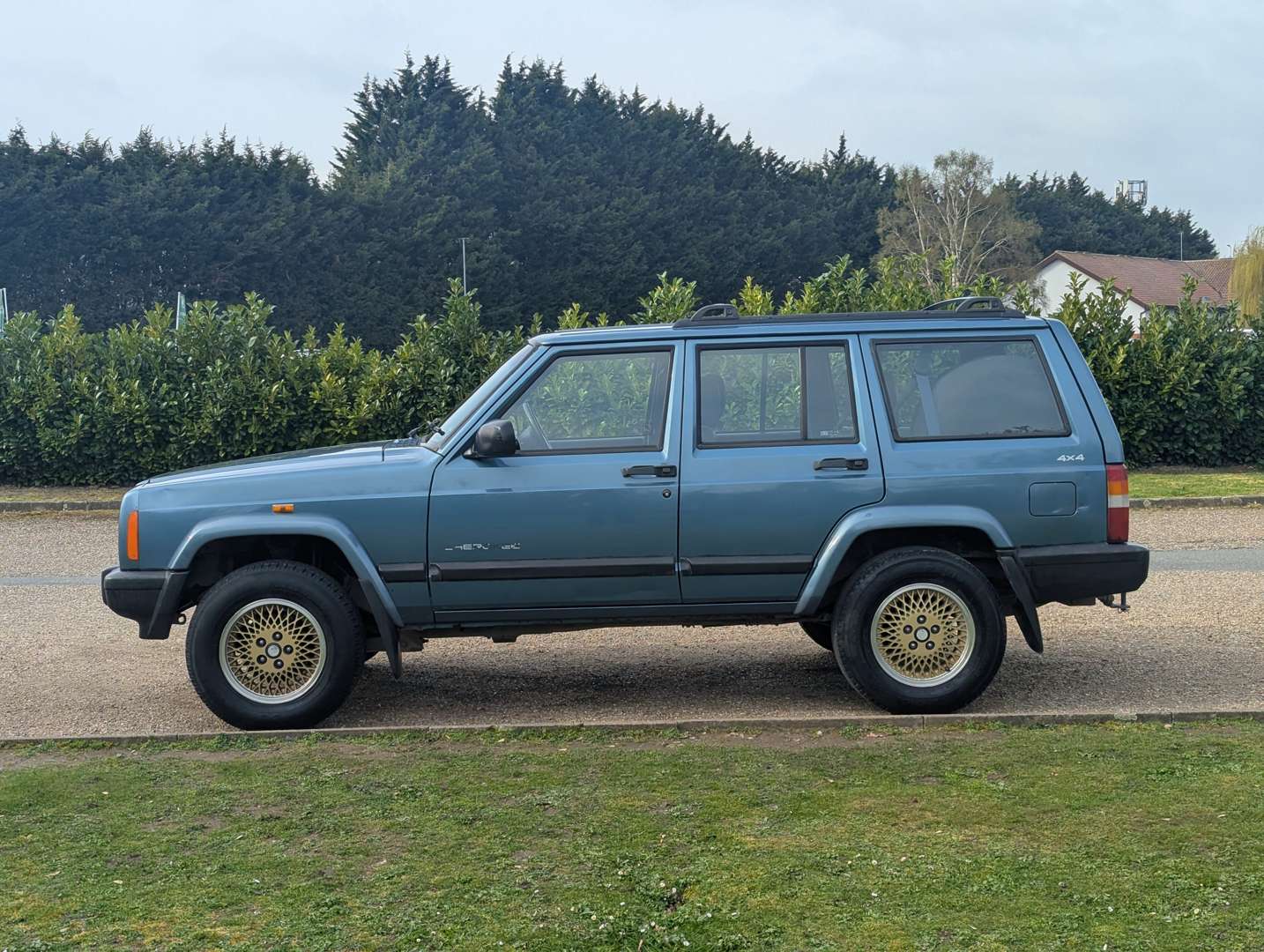 <p>2000 JEEP CHEROKEE 2.5&nbsp;</p>