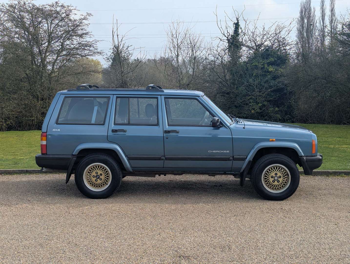 <p>2000 JEEP CHEROKEE 2.5&nbsp;</p>