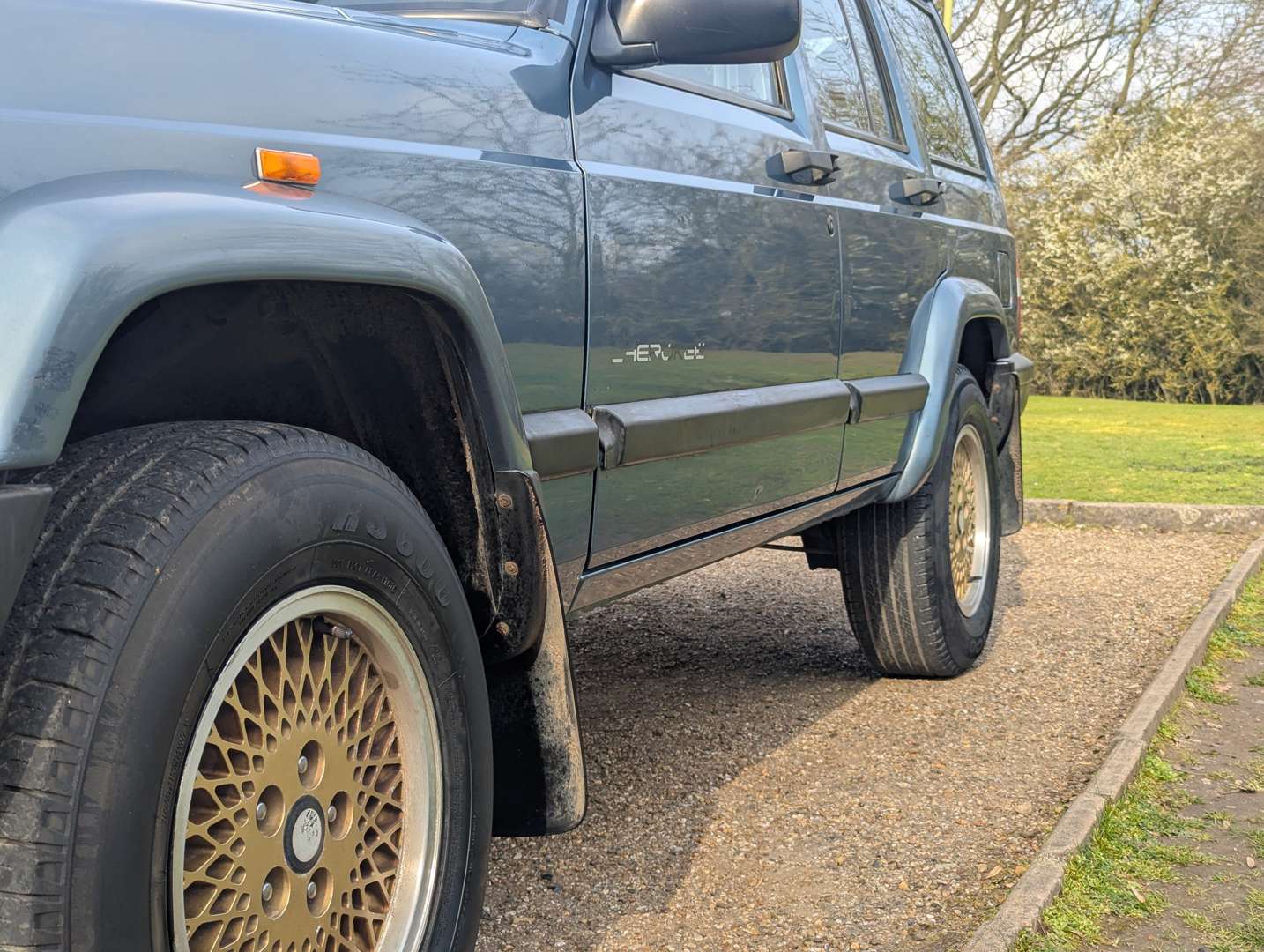 <p>2000 JEEP CHEROKEE 2.5&nbsp;</p>