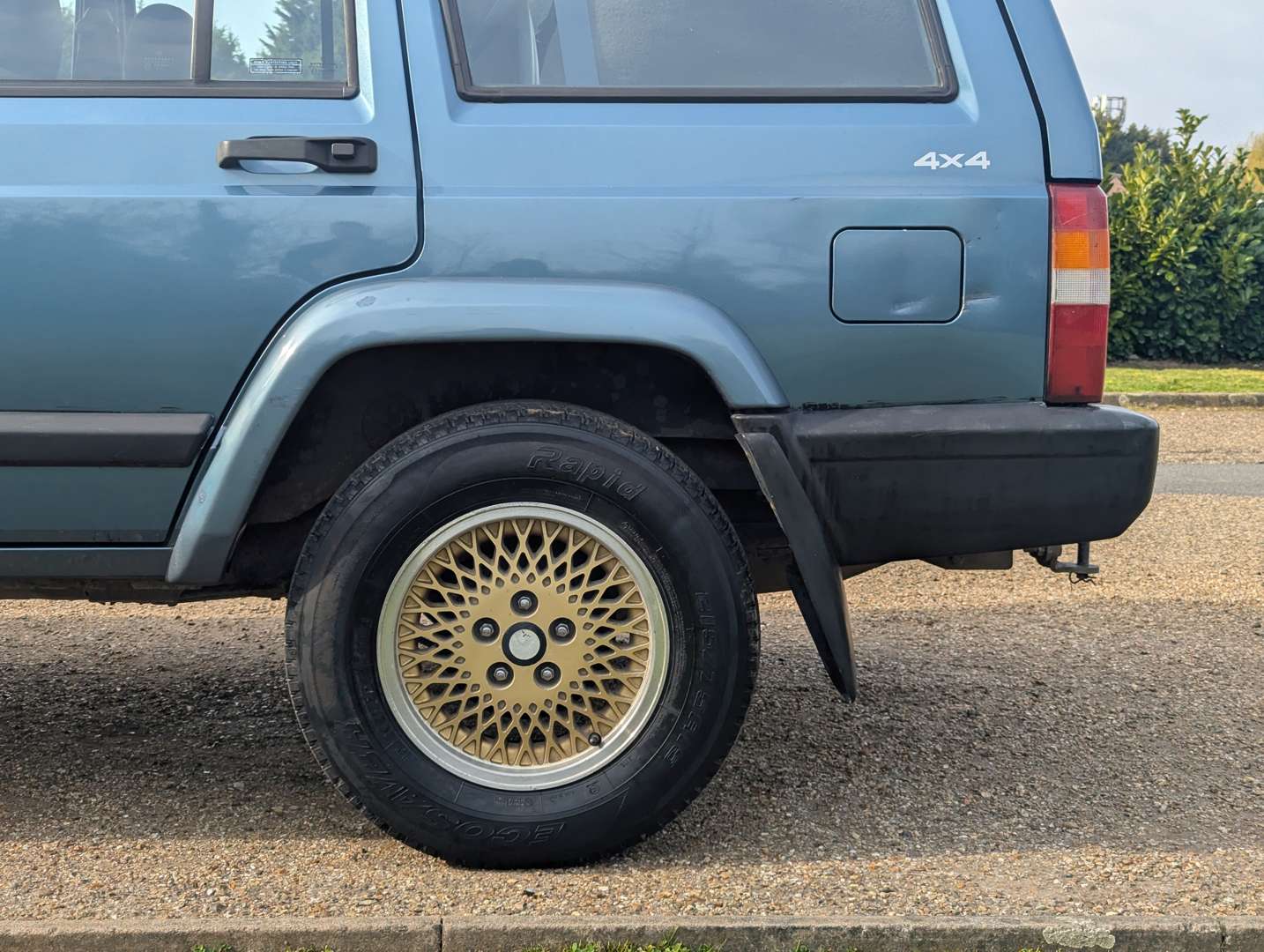 <p>2000 JEEP CHEROKEE 2.5&nbsp;</p>