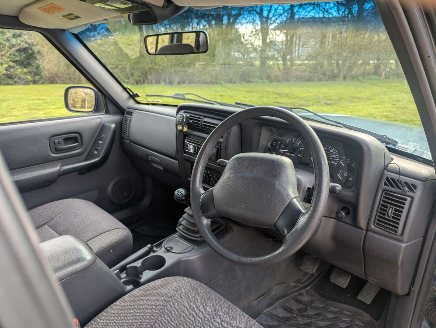 <p>2000 JEEP CHEROKEE 2.5&nbsp;</p>