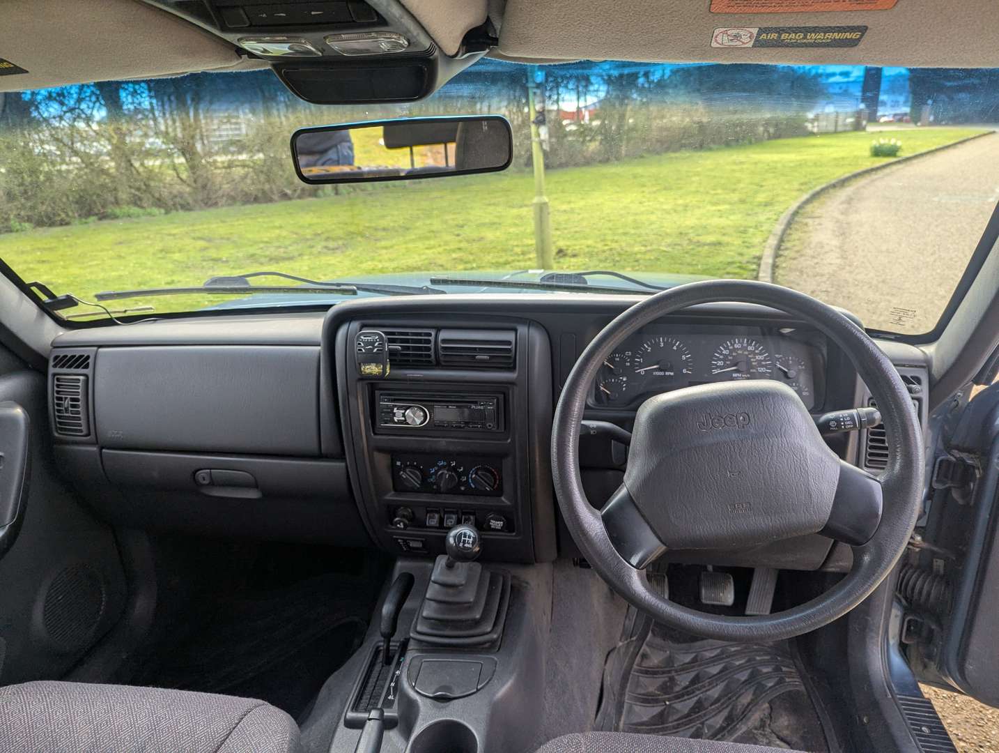 <p>2000 JEEP CHEROKEE 2.5&nbsp;</p>