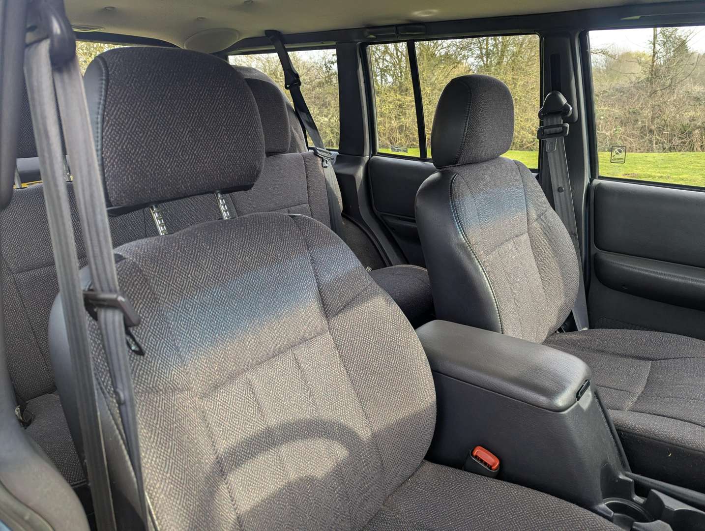 <p>2000 JEEP CHEROKEE 2.5&nbsp;</p>