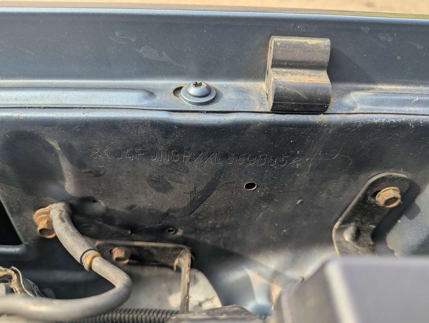 <p>2000 JEEP CHEROKEE 2.5&nbsp;</p>