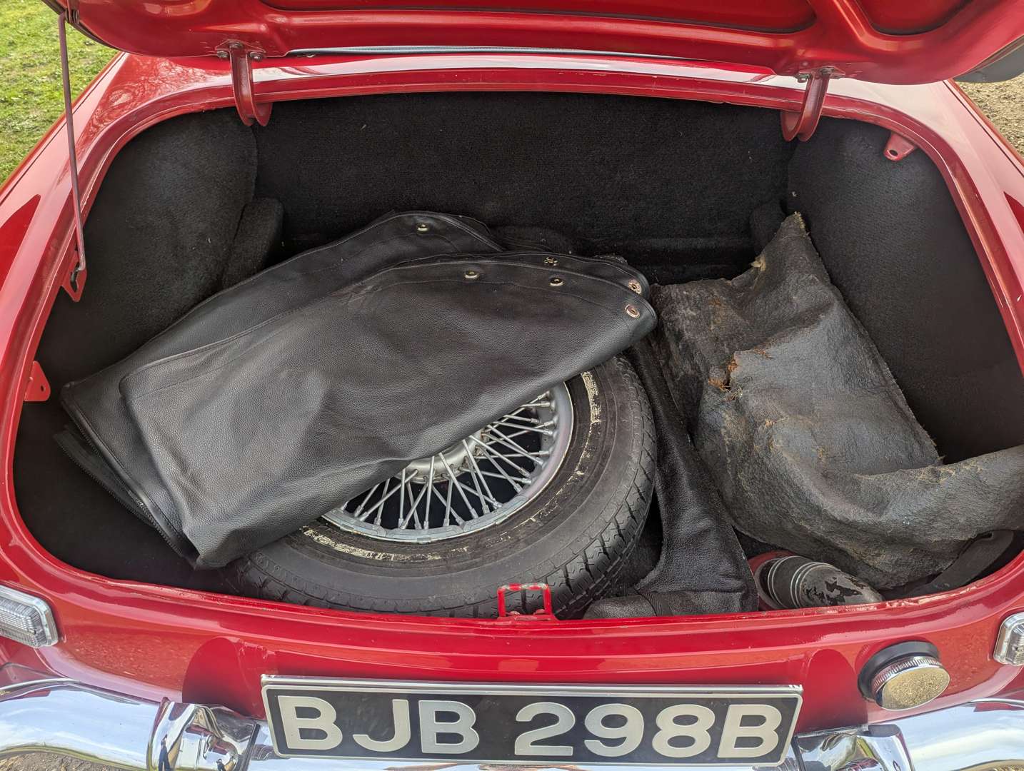 <p>1964 MG B ROADTSER</p>