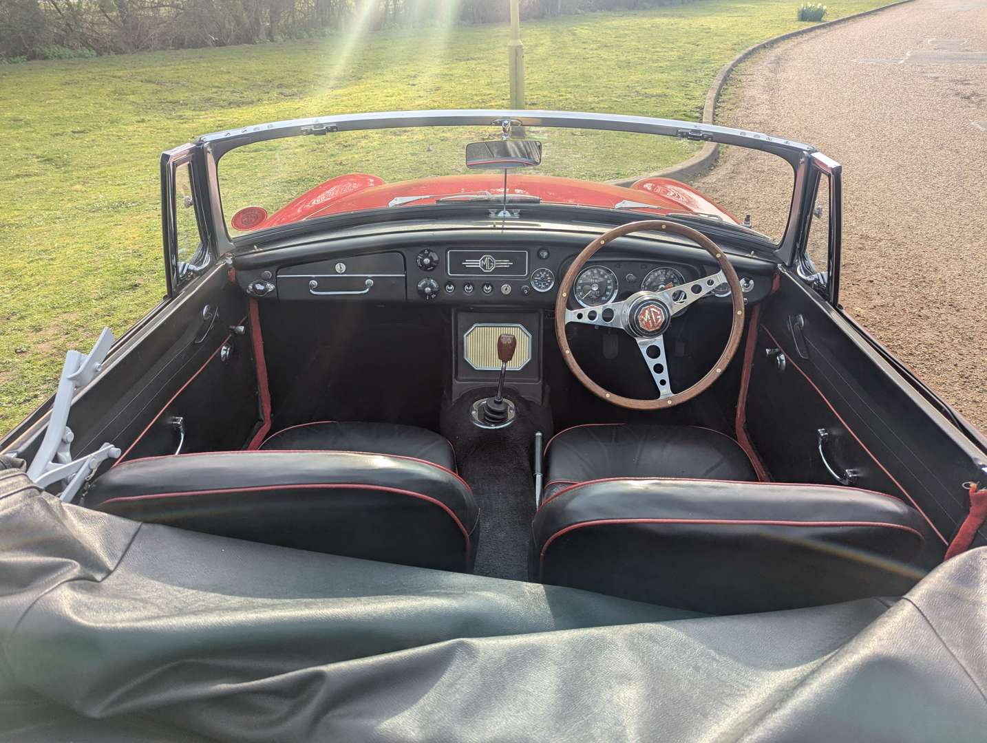 <p>1964 MG B ROADTSER</p>