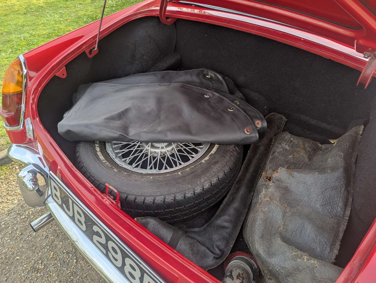 <p>1964 MG B ROADTSER</p>