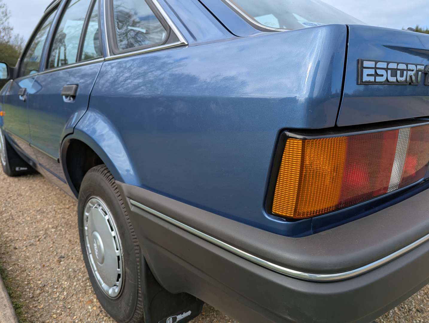 <p>1988 FORD ESCORT 1.6 GL - ONE REGISTERED OWNER 5,888 MILES</p>