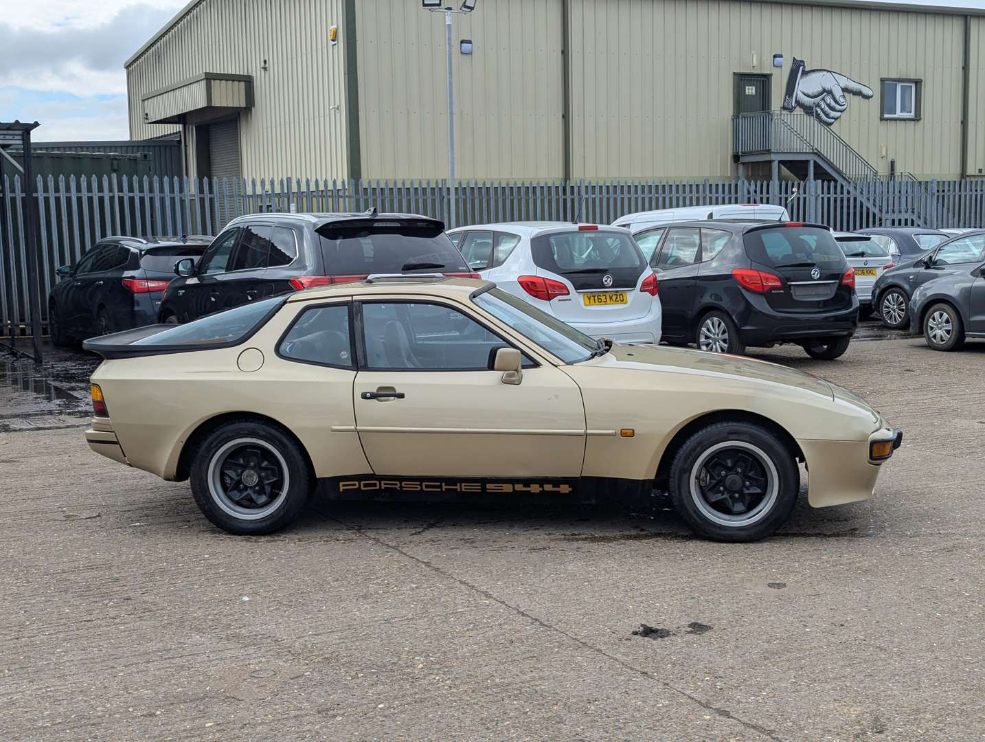 <p>1983 PORSCHE 944 AUTO</p>