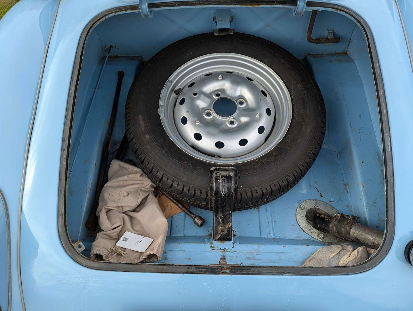 <p>1960 MG A COUPE</p>