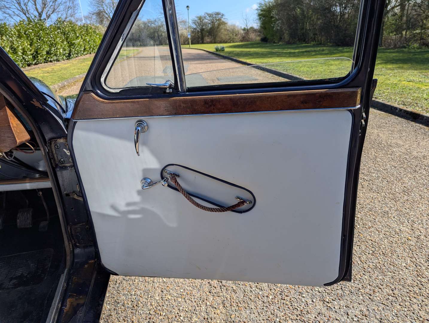 <p>1958 MG MAGNETTE</p>