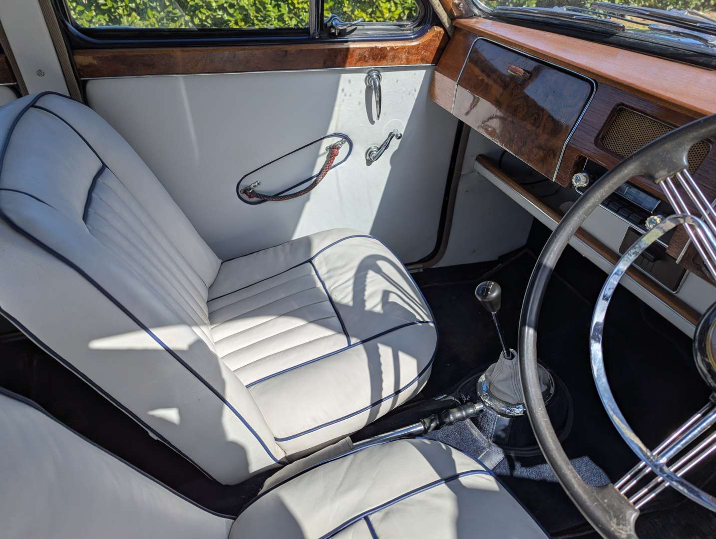 <p>1958 MG MAGNETTE</p>