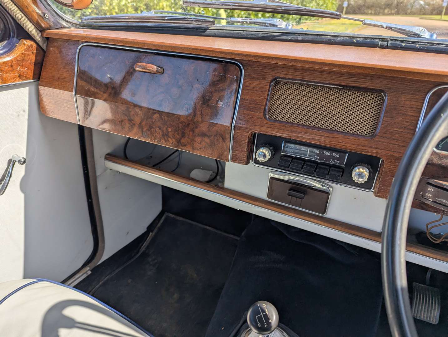 <p>1958 MG MAGNETTE</p>