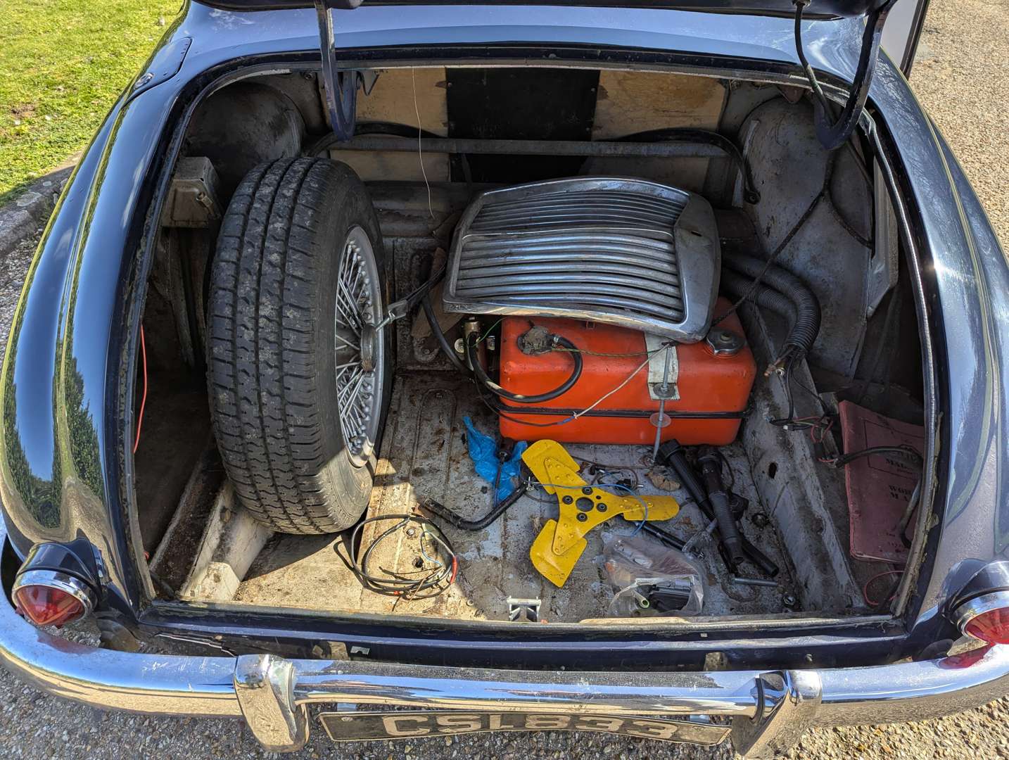 <p>1958 MG MAGNETTE</p>