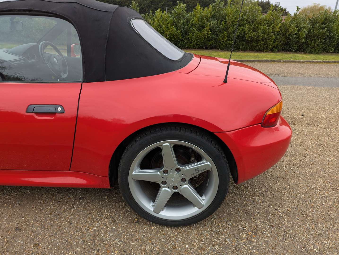 <p>1998 BMW Z3 2.8 WIDEBODY</p>