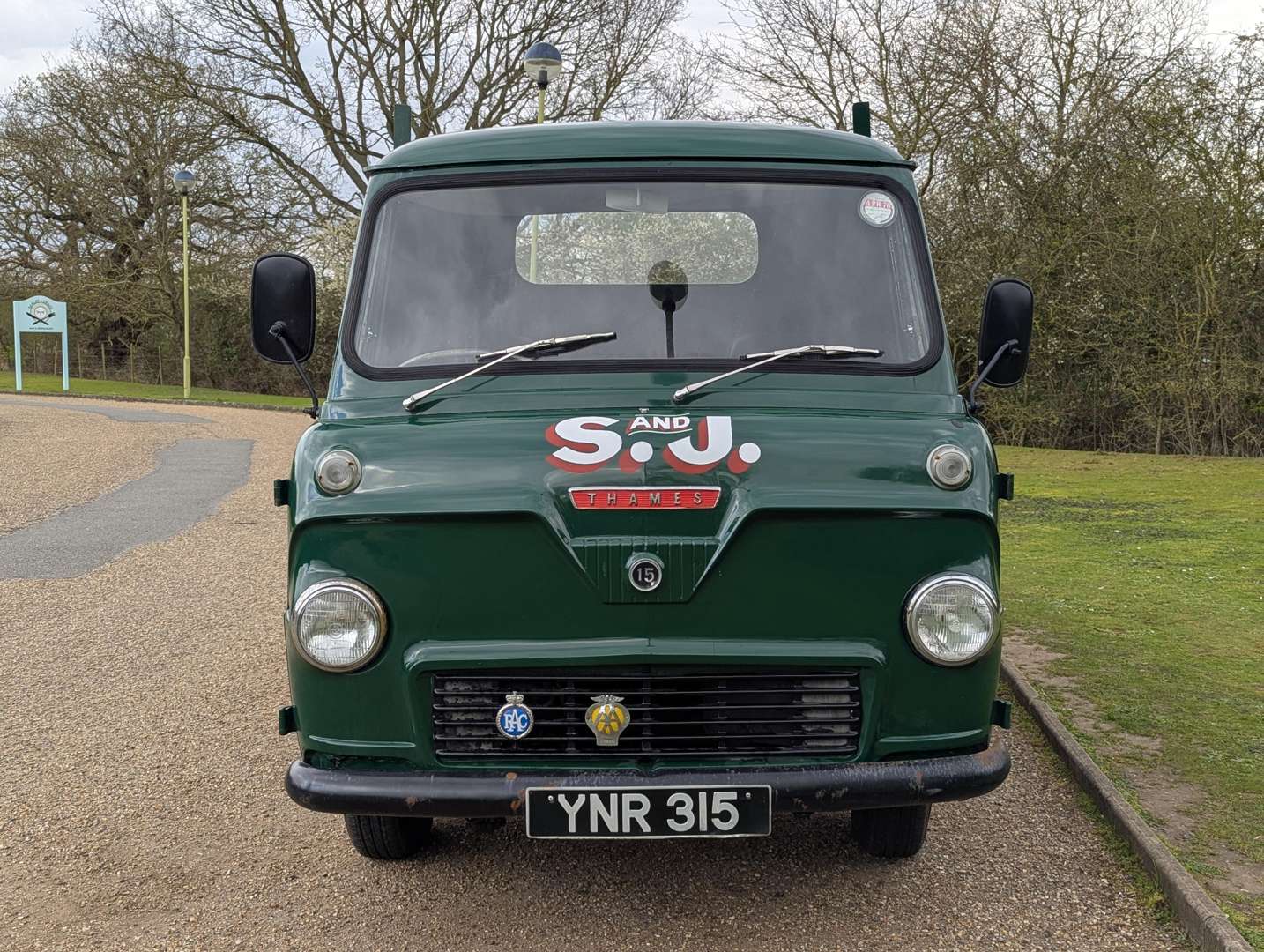 <p>1961 FORD THAMES PICK-UP</p>