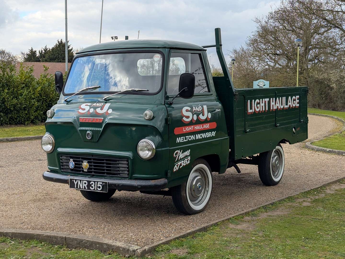 <p>1961 FORD THAMES PICK-UP</p>