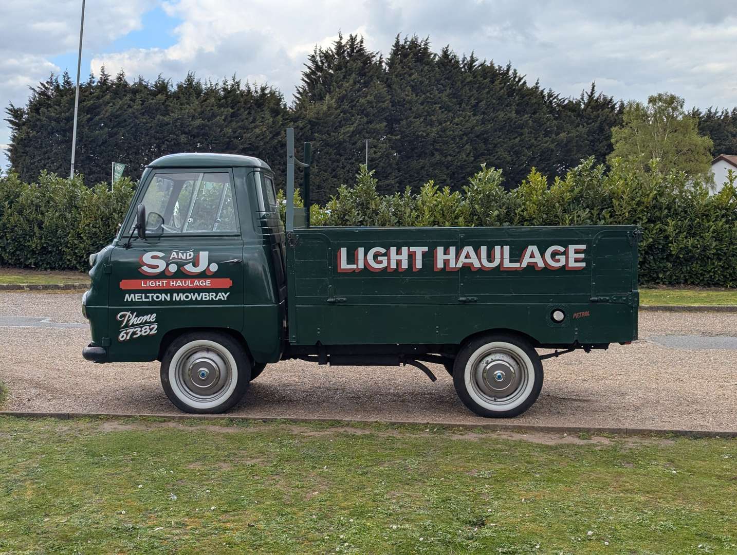 <p>1961 FORD THAMES PICK-UP</p>