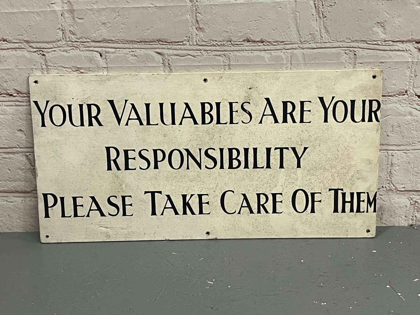 <p>Valuables Warning Wooden Painted Sign</p>