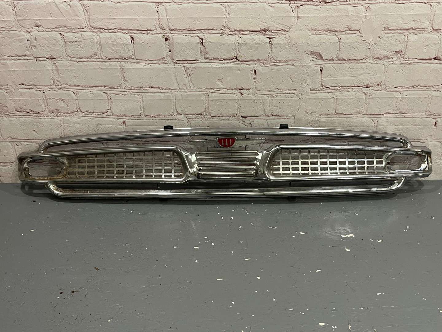 <p>Hillman Minx Chrome Grille</p>