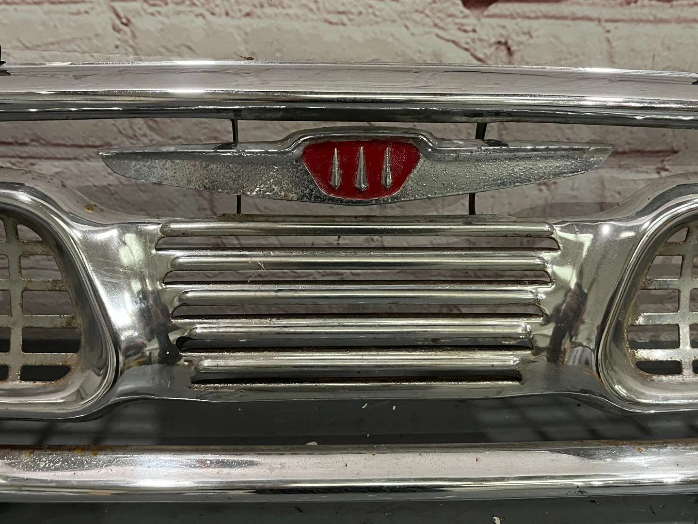 <p>Hillman Minx Chrome Grille</p>