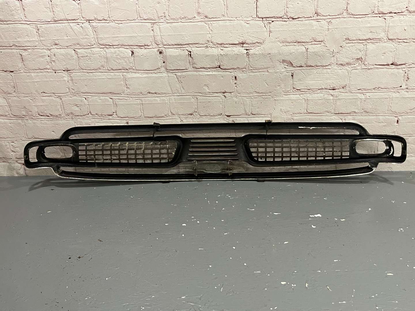 <p>Hillman Minx Chrome Grille</p>