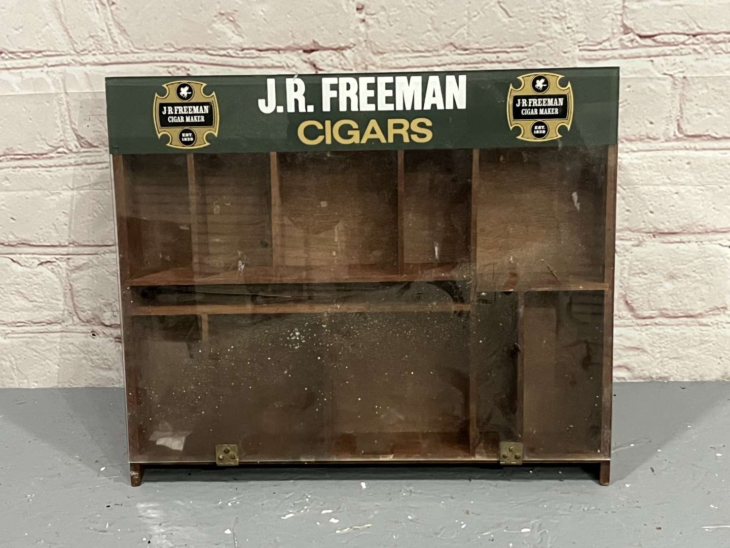 <p>Black & White Whiskey Buchanans Display & JR Freeman Cigars (2)</p>