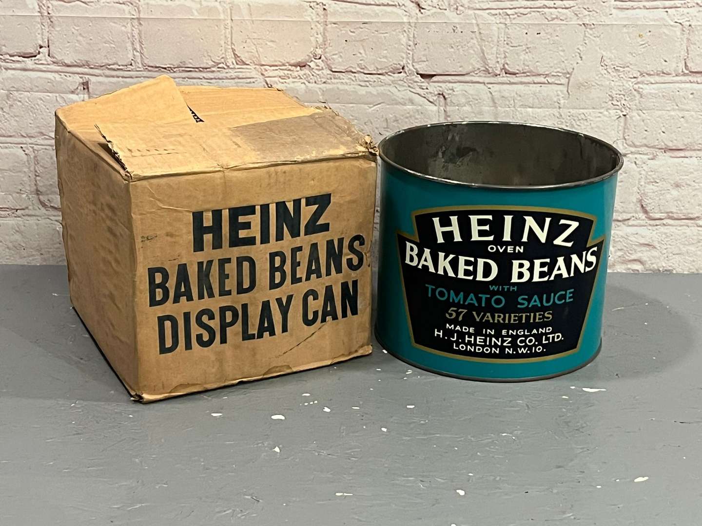<p>Heinz Baked Beans Shop Display Tin and Box</p>