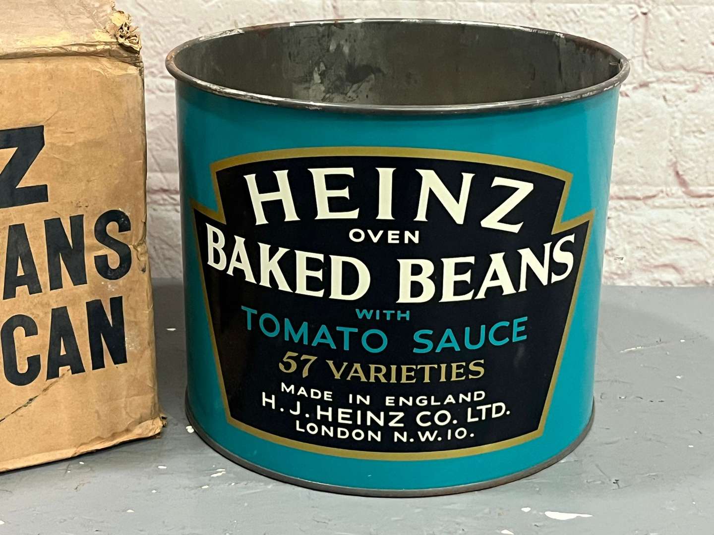 <p>Heinz Baked Beans Shop Display Tin and Box</p>