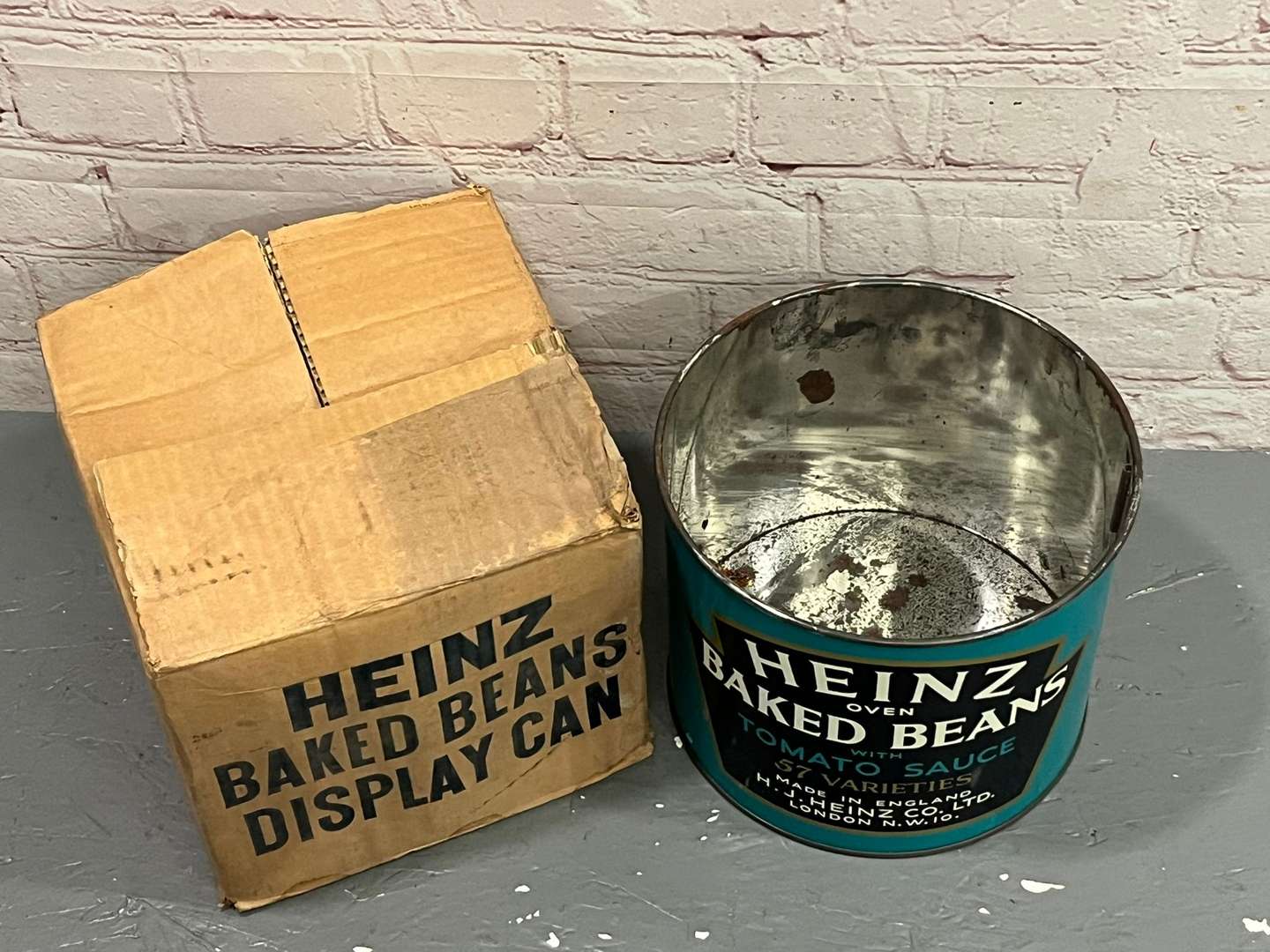 <p>Heinz Baked Beans Shop Display Tin and Box</p>