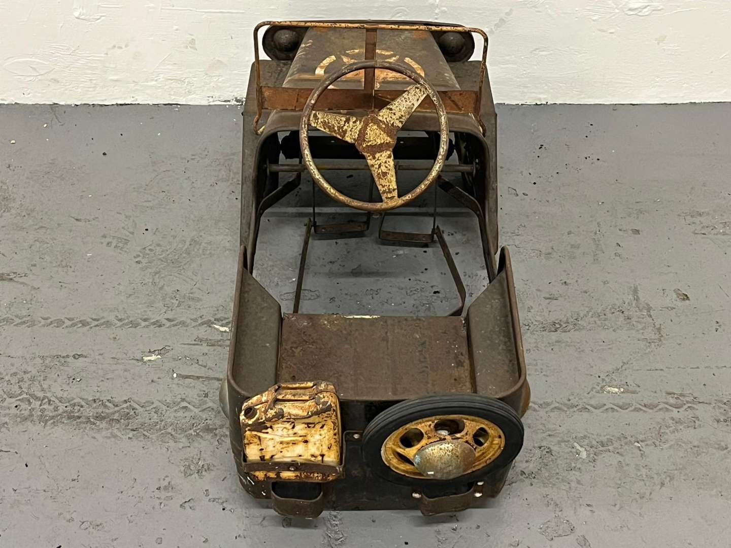 <p>Willys Tin Plated Childs Pedal Jeep</p>
