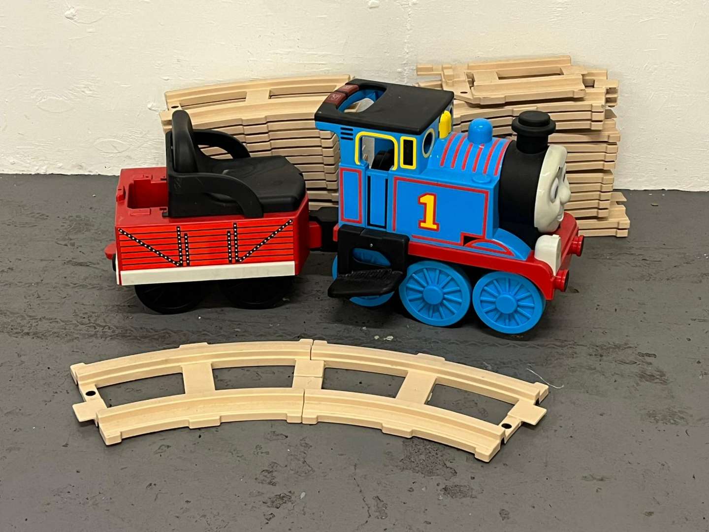 <p>Thomas The Tank Engine Children's Ride on Train and Track</p>