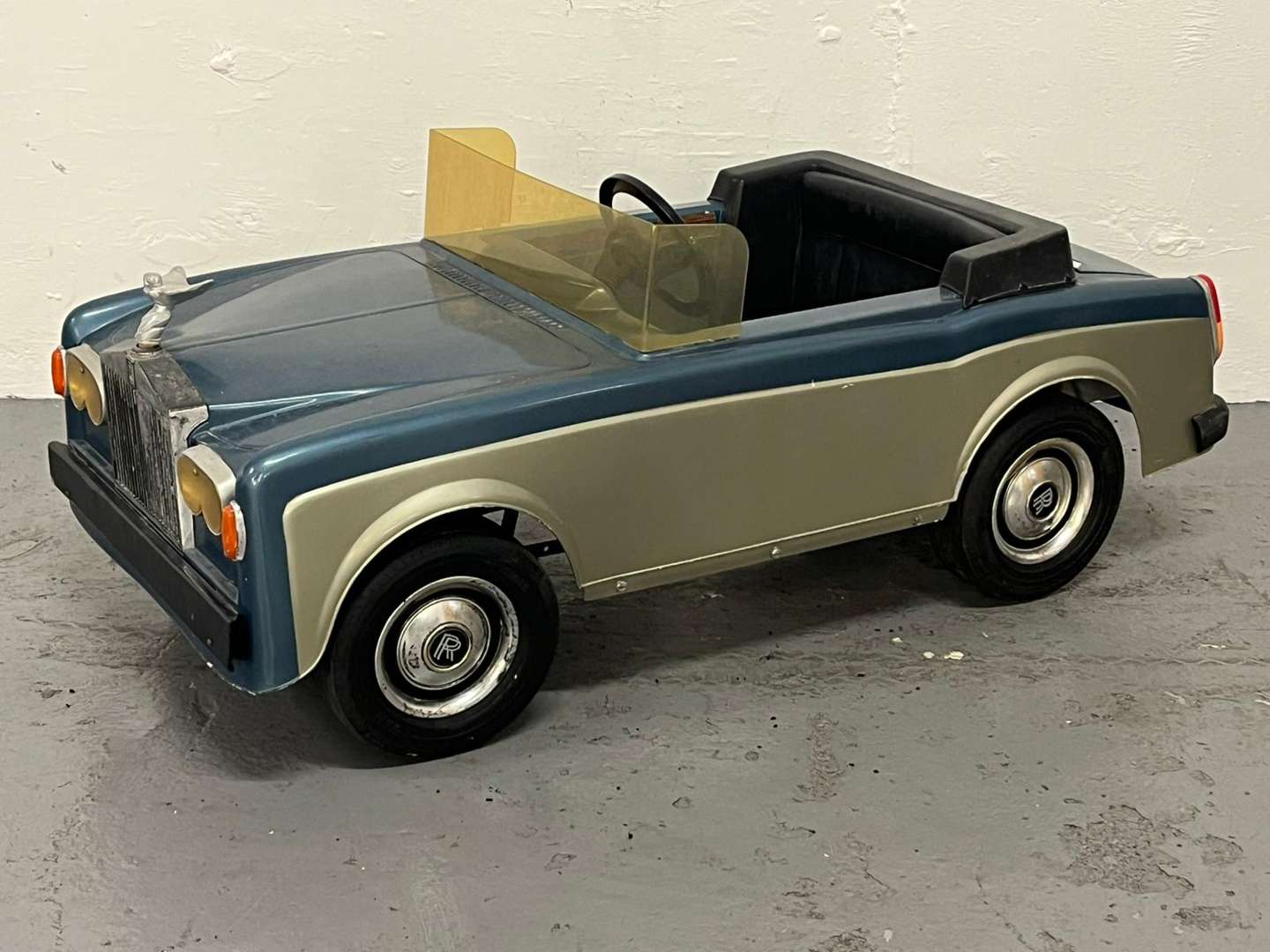 <p>Rolls Royce Corniche Sharna Tri-ang Childs Pedal Car</p>