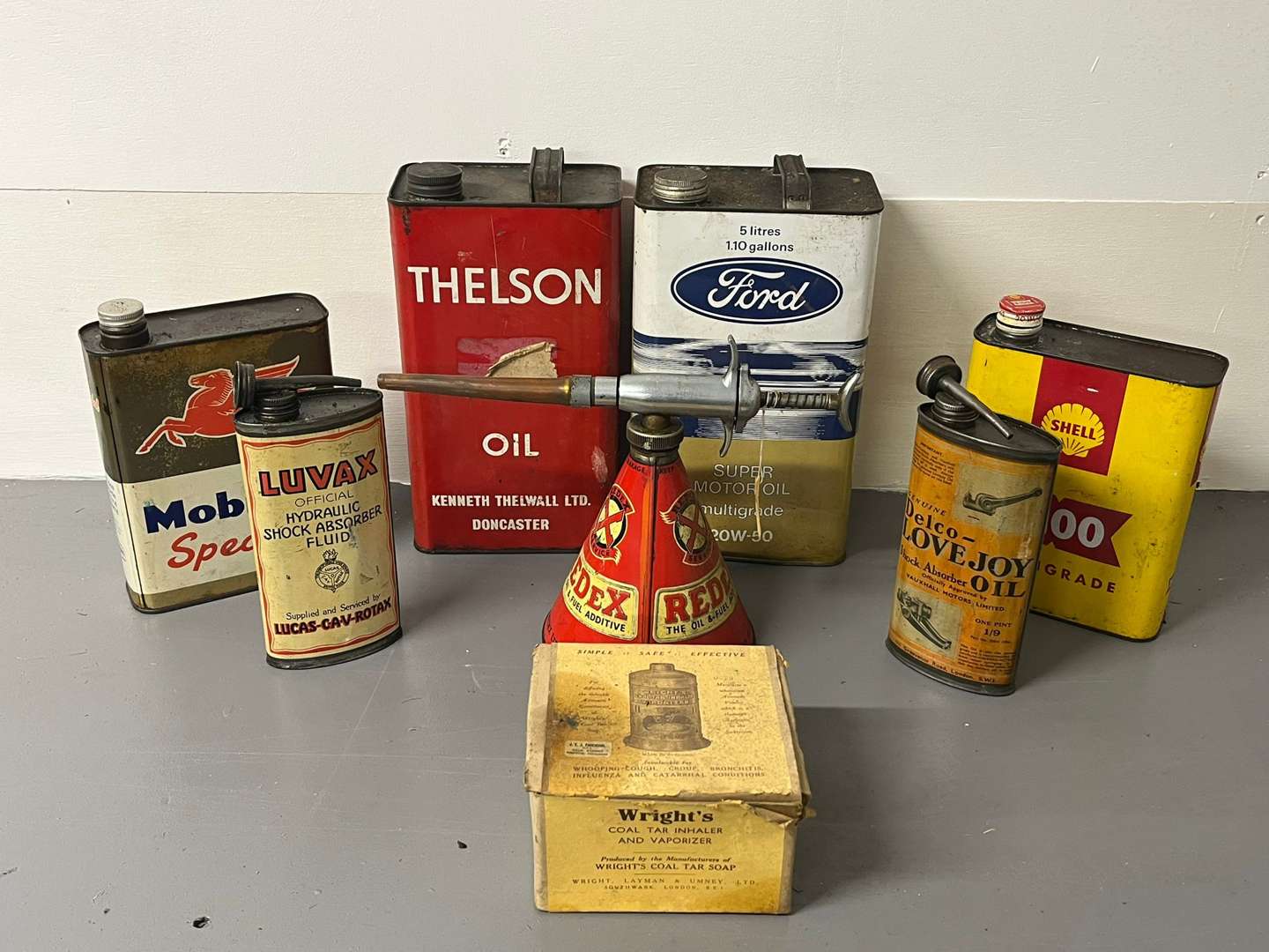 <p>Mixed Lot of Vintage Oil Cans&nbsp;</p>