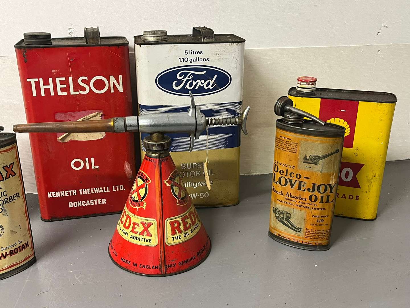 <p>Mixed Lot of Vintage Oil Cans&nbsp;</p>