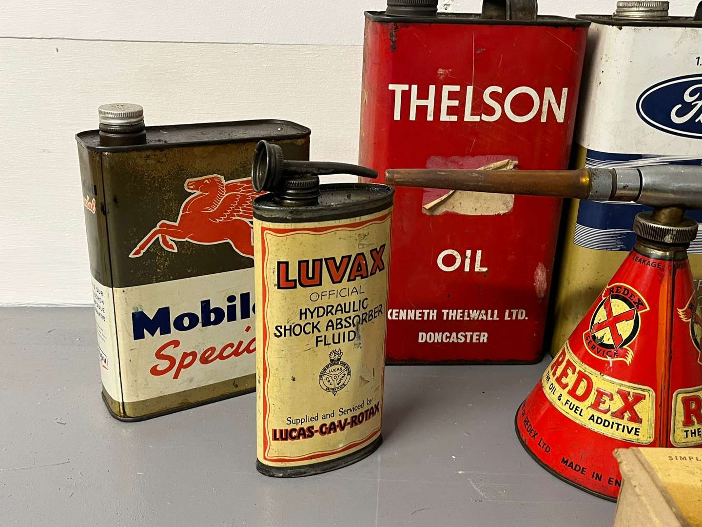 <p>Mixed Lot of Vintage Oil Cans&nbsp;</p>