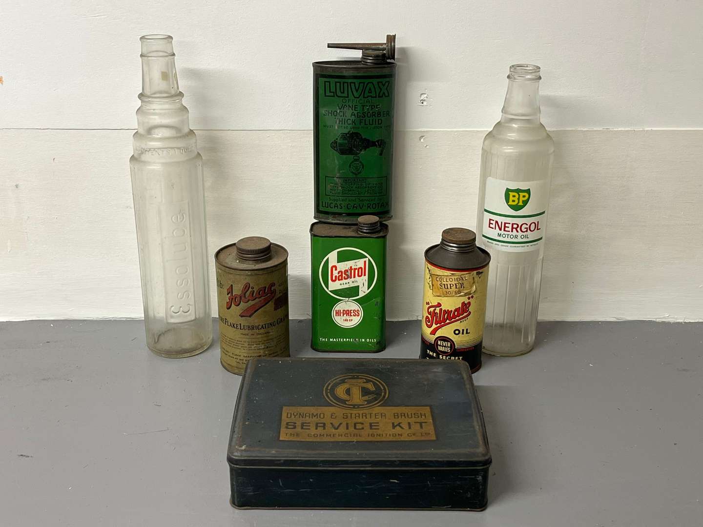 <p>Mixed Lot of Oil Bottles, Cans Etc</p>