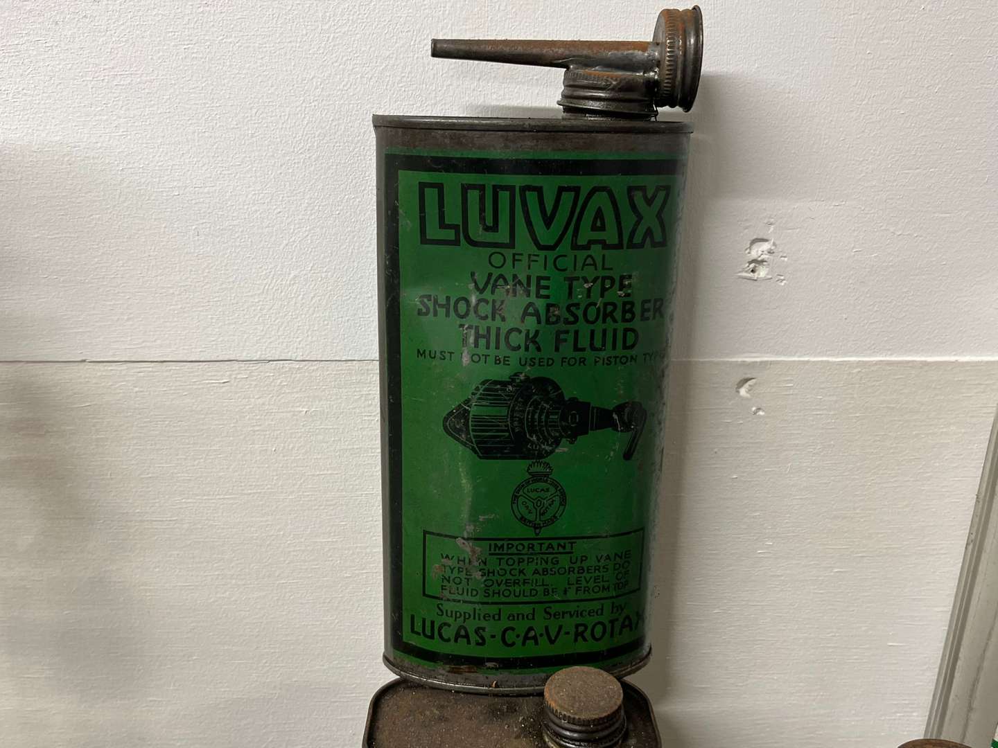 <p>Mixed Lot of Oil Bottles, Cans Etc</p>