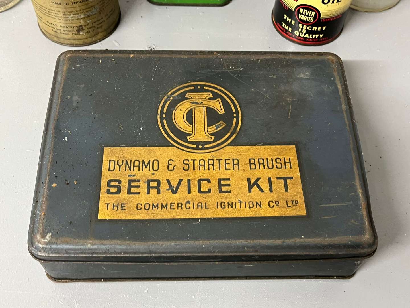 <p>Mixed Lot of Oil Bottles, Cans Etc</p>