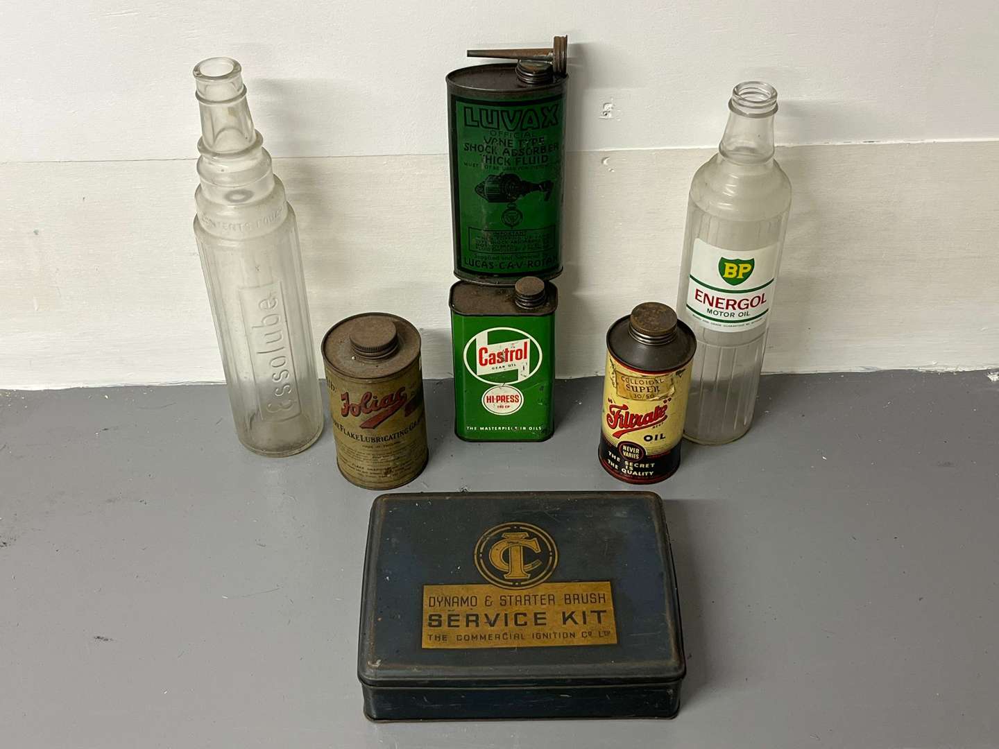 <p>Mixed Lot of Oil Bottles, Cans Etc</p>