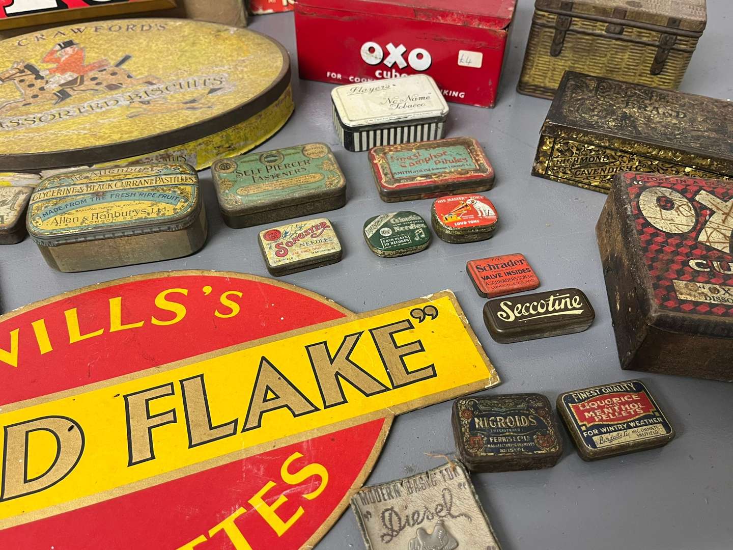 <p>Quantity of Advertising Tins&nbsp;</p>