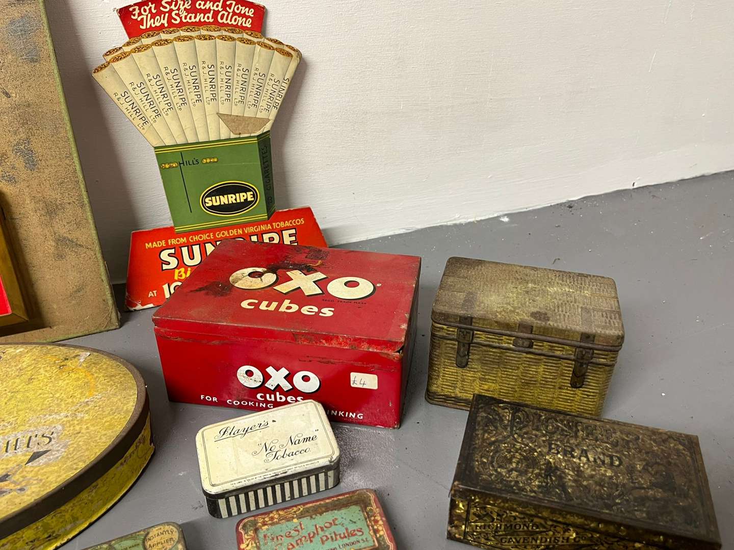 <p>Quantity of Advertising Tins&nbsp;</p>