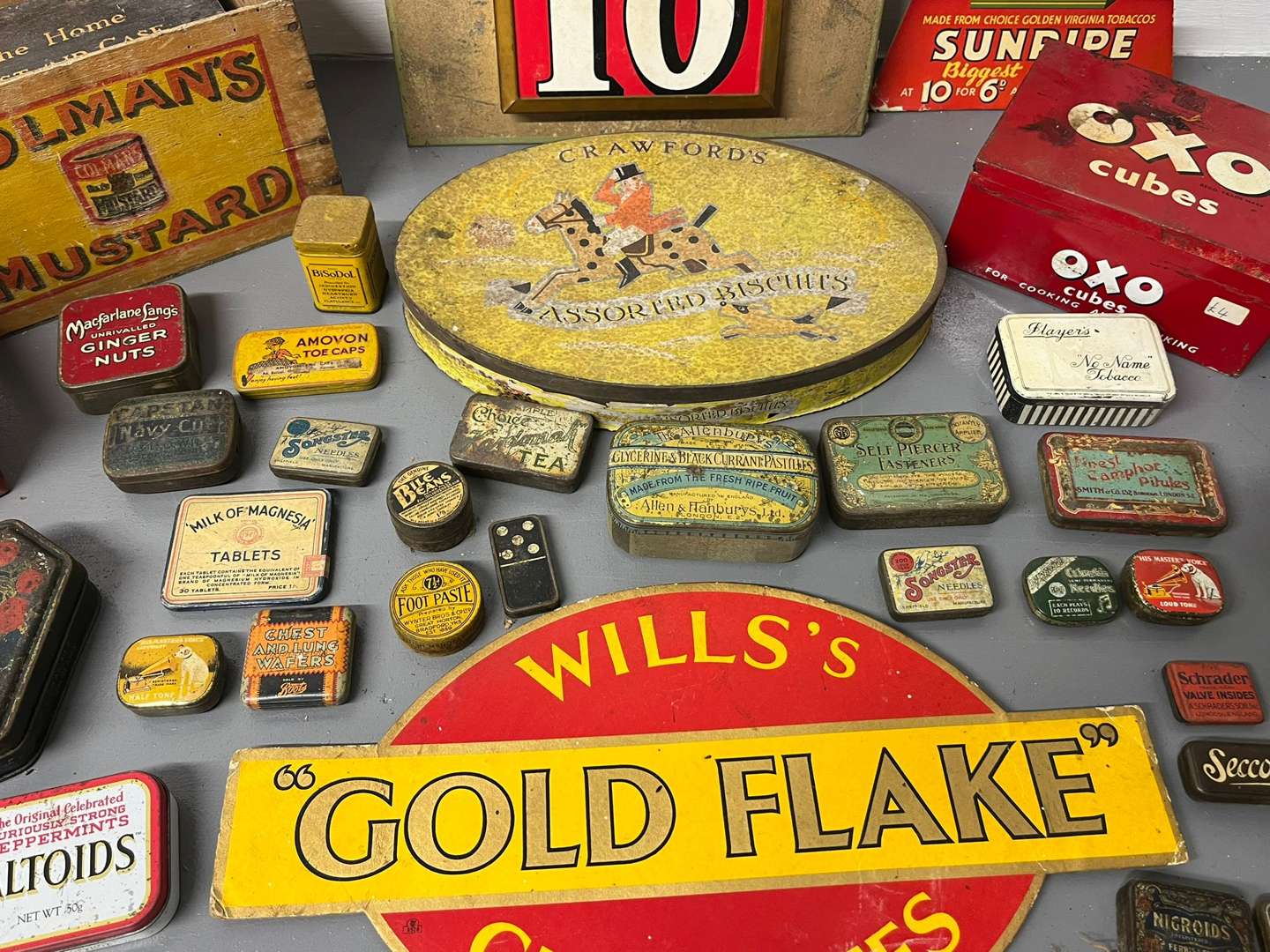 <p>Quantity of Advertising Tins&nbsp;</p>