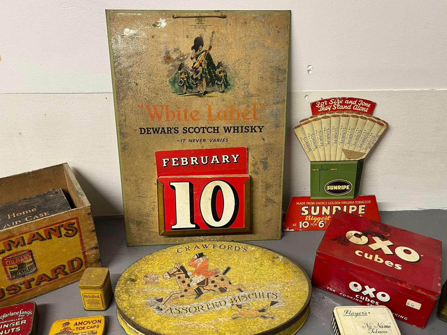 <p>Quantity of Advertising Tins&nbsp;</p>